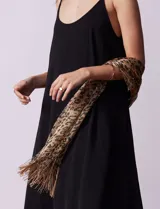 Pashmina de poliéster con estampado animal print y lurex dorado. Terminación con flecos.