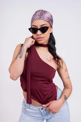 Top color borgoña con escote halter asimétrico y tiras finas que se atan al cuello.