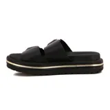 Sandalias Beira Rio color crema con doble tira ancha con hebillas doradas y plataforma con detalle dorado.