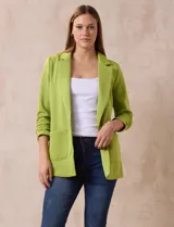 Blazer blanco de Robert Louis con cuello con solapa, abertura central con botón, bolsillos delanteros y mangas 3/4 con frunces.