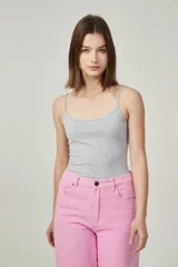 Musculosa de tirantes finos, color gris, ajustada al cuerpo con escote redondo.