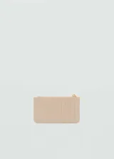 Monedero gris de efecto piel con logo MNG en relieve. Tiene múltiples ranuras para tarjetas, un bolsillo con cremallera y detalle de costuras.