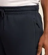 Pantalón de jogging negro, corte deportivo con puños ajustados en los tobillos y cintura con lazo. Confeccionado en algodón y poliéster con interior felpudo.