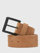 Cinturón de cuero tostado con hebilla metálica negra y diseño minimalista.
