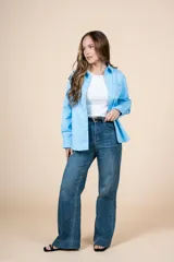 Jean de tiro alto con silueta amplia y corte recto. Denim de algodón con spandex.