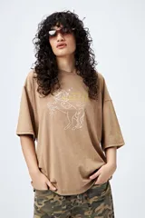 Remerón de manga corta color marrón con efecto lavado y estampa frontal de un caballo con texto estilo western.