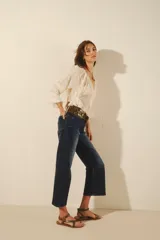 Jean de corte oxford tiro alto, de denim azul con elastano, lavado con localizado y bigotes.