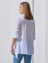 Camisa larga de rayón marca Robert Louis, con estampado a rayas verticales en tonos coral y blanco. Tiene cuello con solapa, abertura central con botones, mangas largas regulables con presilla y botón, y tajos laterales.