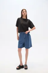 Short de jean azul, con bolsillos y calce alto.