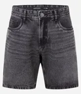Bermuda masculina de jeans gris oscuro, corte recto, con cintura fija, trabillas, cierre tradicional y bolsillos.