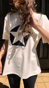 Remerón blanco de algodón con estampa de estrella negra en el centro.