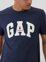 Remera negra de algodón con logo GAP estampado en blanco en el pecho.