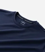 Remera deportiva masculina color azul marino, de corte comfort, cuello redondo y manga corta. Confeccionada en tech fleece con tecnología Dry, que permite la transpiración y secado rápido.