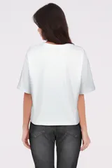 Remera de corte holgado color burdeos con estampado en el frente y cuello redondo.