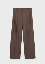 Pantalón de vestir marrón con pinzas, tiro medio, corte recto y bolsillos laterales. Incluye trabillas para cinturón, cierre oculto con botón, gancho y cremallera, botón decorativo y bolsillo de ribete en la parte posterior.