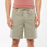 Bermudas color verde oliva con cintura elástica y cordones ajustables.