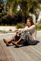 Bota de cuero color marrón, de caña alta con elástico lateral, plantilla de cuero con espuma confort y suela de goma.