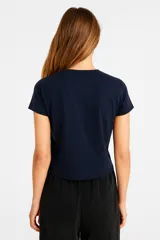 Remera negra de algodón con cuello en V, manga corta, corte holgado y estampado frontal con la frase "Life is not a race" en color naranja.