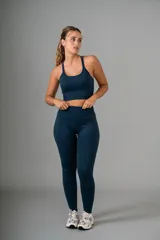 Top deportivo azul con espalda cruzada y textura acanalada.