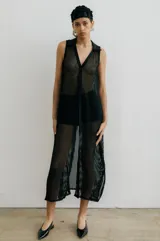 Chaleco largo de red color negro con botones frontales y cuello tipo camisa.