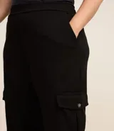 Pantalón cargo negro de crepé, talle grande, con bolsillos laterales con botón y cintura lisa.