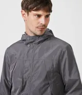 Campera gris de poliéster con capucha, cierre frontal con cremallera y botones a presión.