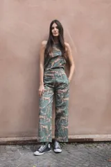 Pantalón de lino y algodón color verde con estampado de leopardos y estrellas blancas, corte palazzo con elástico en la cintura y bolsillos laterales.