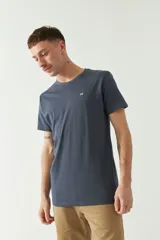 Remera gris de algodón con cuello redondo y logo bordado en el pecho.