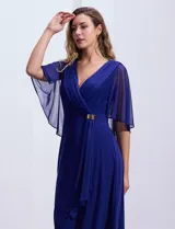 Vestido de fiesta azul marino de seda fría marca RM Richards, con escote en V cruzado, broche dorado en la cintura y mangas cortas de gasa.