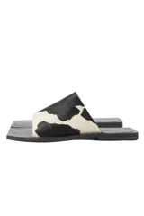 Sandalias planas con capellada de cuero con estampado animal print, punta cuadrada y suela de goma.