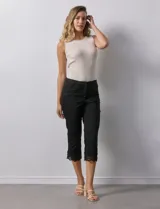 Pantalón capri negro de algodón con terminación de ruedo con aplique calado.