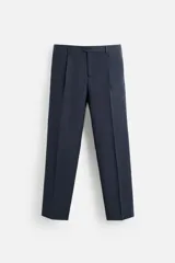Pantalón de vestir azul marino, de corte recto, con pinzas frontales, bolsillos laterales y traseros de ojal. Se cierra con cremallera y doble botón.