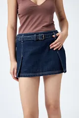 Minifalda negra de denim con cinturón y bolsillos laterales.