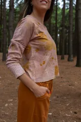 Remera rosa de manga larga con escote en V y estampado botánico.