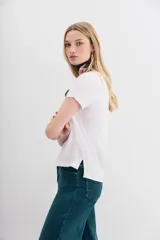 Remera color naranja de algodón peruano, con escote en V y mangas cortas.