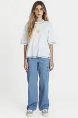 Pantalón de denim celeste, de corte recto y tiro alto, con bolsillos laterales y traseros.