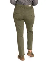 Pantalón de jean negro de tiro medio, corte skinny, con bolsillos delanteros con cierre y ruedo desflecado.