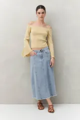Top tejido color beige con escote off-shoulder y mangas largas acampanadas.