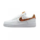 Zapatillas Nike Air Force 1 color beige con detalles en crema, suela blanca y base color caramelo.