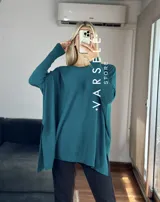 Maxisweater color crudo, de tejido símil bremer, talle único (abarca hasta 2xl). Presenta detalles en las mangas, aperturas laterales y es más largo en la parte trasera.
