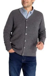 Cardigan color camel de cashmere 100% natural, con cuello en V y cierre frontal con botones.