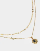 Collar corto dorado de doble cadena, una con círculos pequeños y otra con dije de metal con piedra azul.