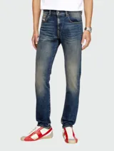 Jeans Diesel de corte slim, color azul con efecto lavado y detalles de desgaste. Modelo D-Strukt 09M16.