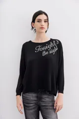 Sweater negro de poliéster, acrílico, poliamida y lana, con calce holgado, mangas largas y terminaciones en punto rib. Presenta bordado de lentejuelas y piedras con la frase "Tonight the night".