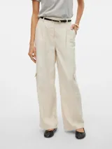 Pantalón wide leg color crudo, de tiro medio con bolsillos cargo.