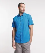 Camisa celeste de lino y algodón, corte comfort, con cuello camisero, manga corta y cierre frontal con botones.