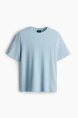 Remera celeste de punto texturizado, corte recto y cuello redondo.