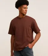 Remera marrón de corte boxy, cuello redondo y manga corta.