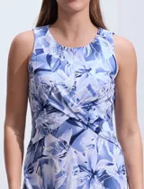 Vestido largo estampado en tonos azules y blancos, sin mangas, con corte a la cintura y detalle de entrelazado en el frente.