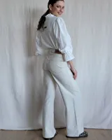 Pantalón de jean celeste de corte palazzo con costuras verticales en el frente.